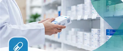 Dược sĩ lựa chọn sản phẩm thuốc tại nhà thuốc